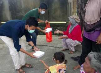 Jum&#Array;at Berbagi Ala Ana Wonua Grup