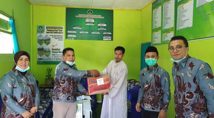 Gelar HUT ke-12 di Tengah Covid-19, Bawaslu Kabupaten Konawe Bagi Sembako ke Masyarakat Gelar HUT ke-12 di Tengah Covid-19, Bawaslu Kabupaten Konawe Bagi Sembako ke Masyarakat