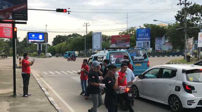 DPD Baguna Sultra Bagi Masker dan Panduan Pencegahan Covid-19 ke Warga Kendari
