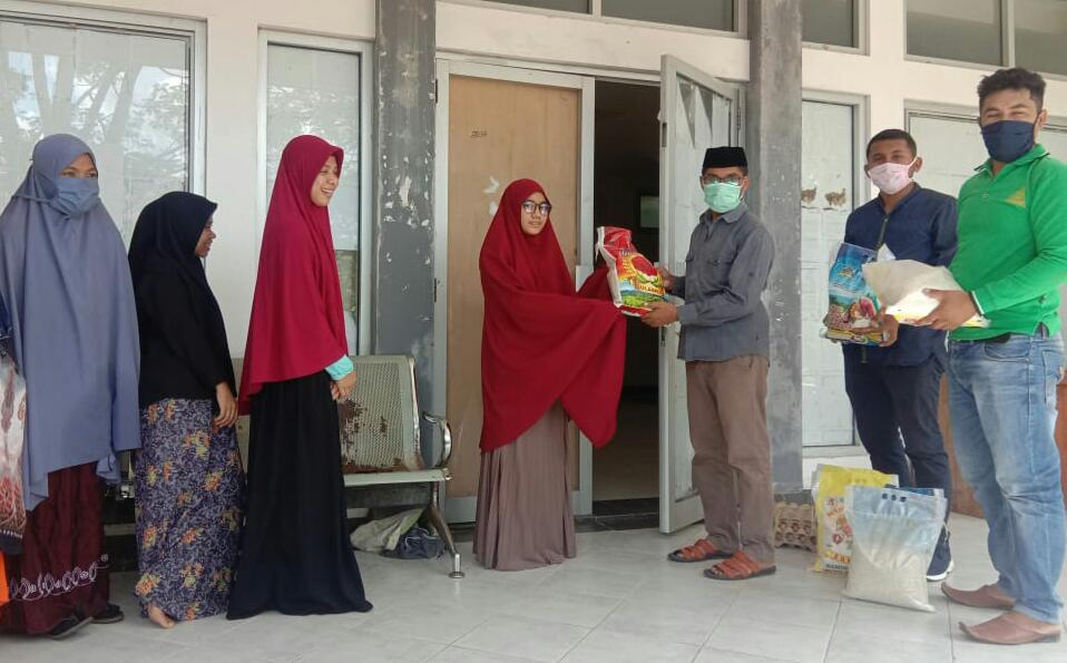 Pengurus Bidikmisi UHO Beri Bantuan Sembako ke Mahasiswa Papua dan Penghuni Asrama Kampus