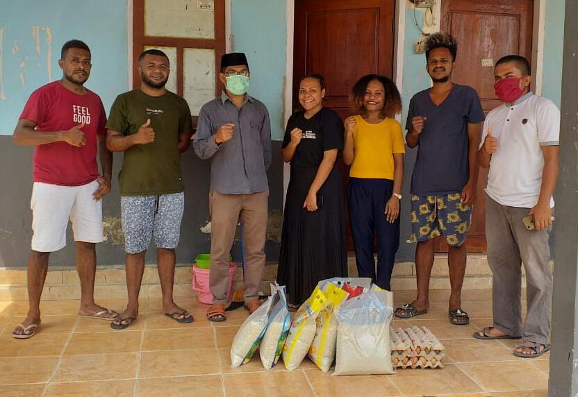 Pengurus Bidikmisi UHO Beri Bantuan Sembako ke Mahasiswa Papua dan Penghuni Asrama Kampus