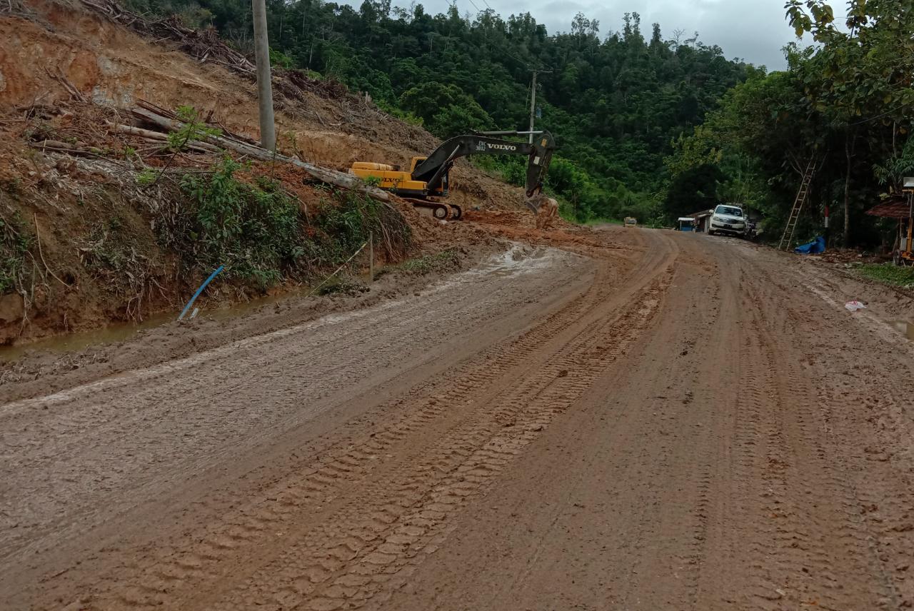 Aktivitas Tambang Tanah Urug Milik Mantan Anggota DPRD Sultra Resahkan Warga Pengguna Jalan