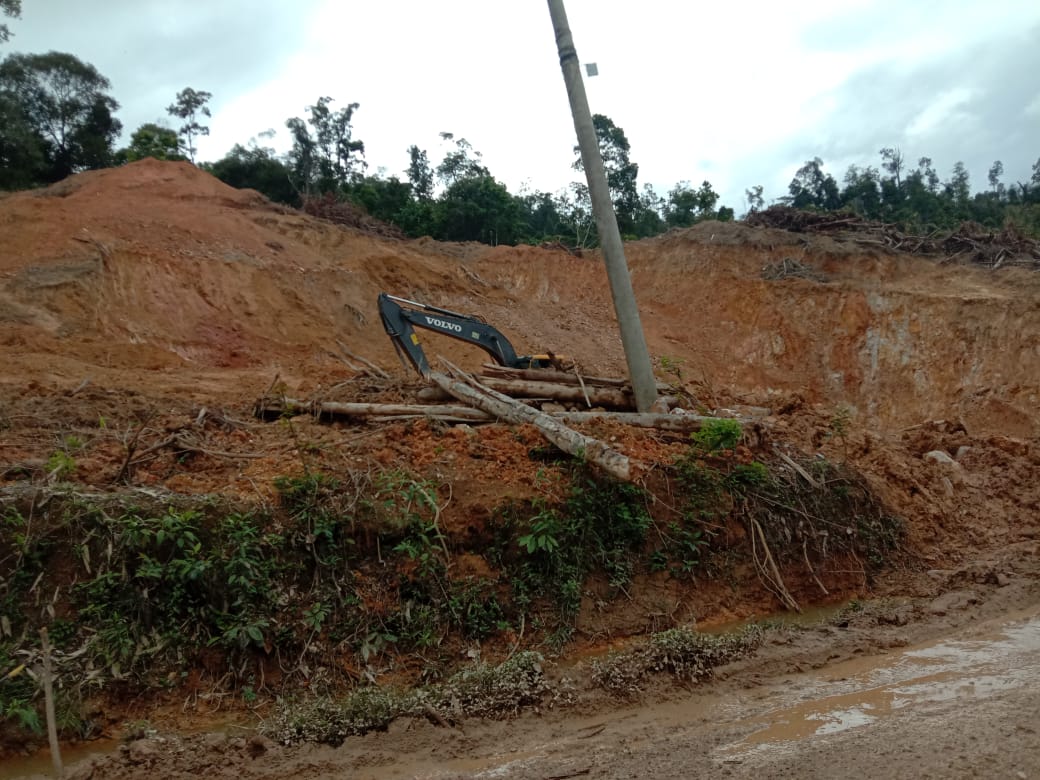 Aktivitas Tambang Tanah Urug Milik Mantan Anggota DPRD Sultra Resahkan Warga Pengguna Jalan
