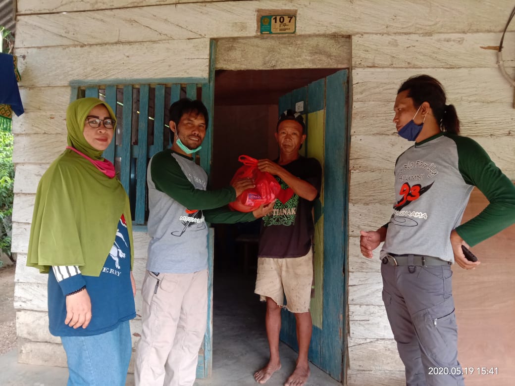 Peduli Terhadap Sesama, Alumni MTsN Konawe Bagikan Puluhan Paket Sembako di Dua Kecamatan