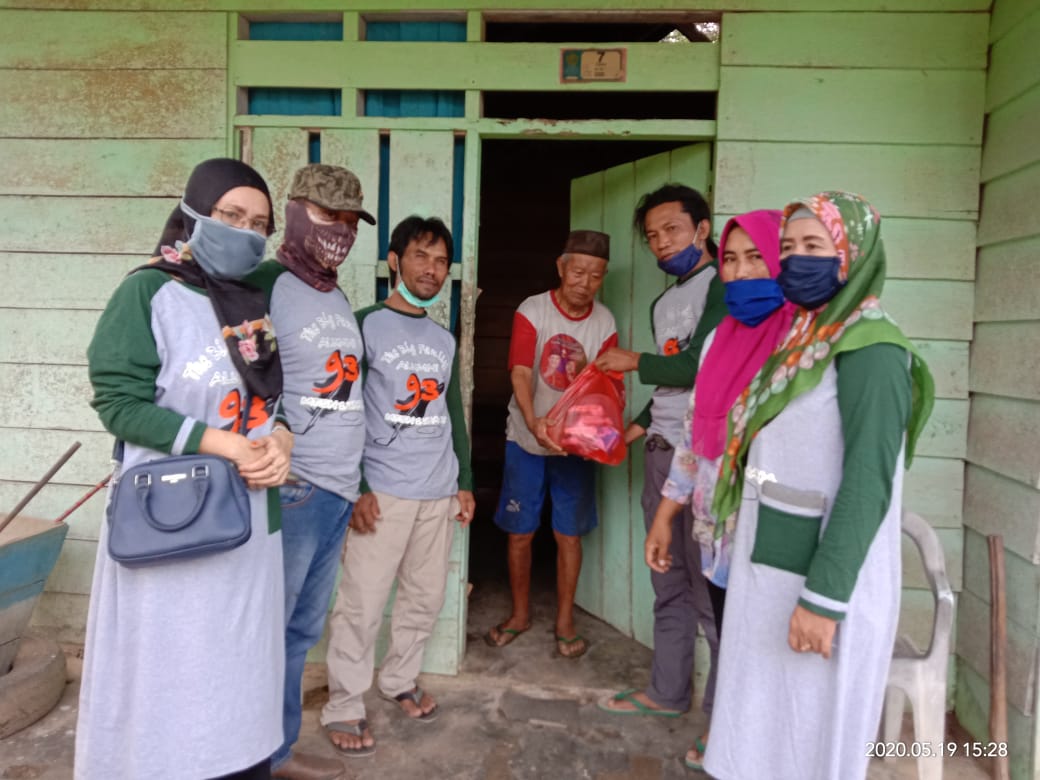 Peduli Terhadap Sesama, Alumni MTsN Konawe Bagikan Puluhan Paket Sembako di Dua Kecamatan