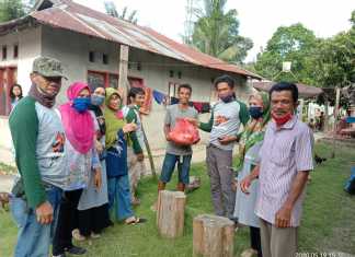 Peduli Terhadap Sesama, Alumni MTsN Konawe Bagikan Puluhan Paket Sembako di Dua Kecamatan