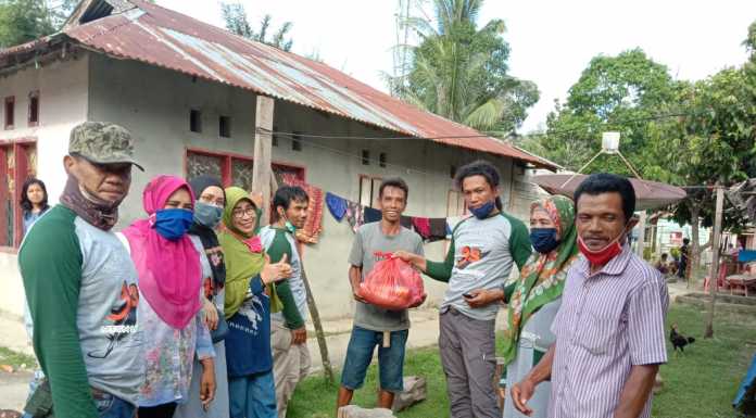 Peduli Terhadap Sesama, Alumni MTsN Konawe Bagikan Puluhan Paket Sembako di Dua Kecamatan