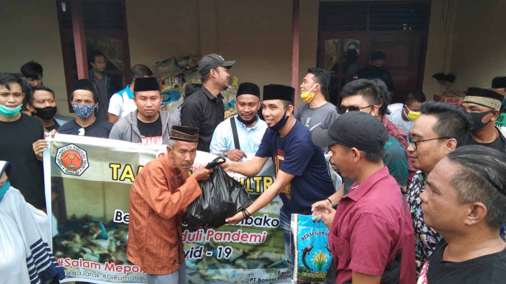 Ringankan Beban Warga, Tamalaki Sultra Bagikan Ratusan Paket Sembako