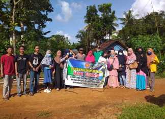 Mahasiswa FEB UNILAKI Bantu Bangunkan Rumah Warga Kurang Mampu