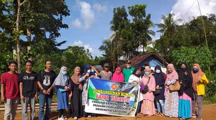 Mahasiswa FEB UNILAKI Bantu Bangunkan Rumah Warga Kurang Mampu