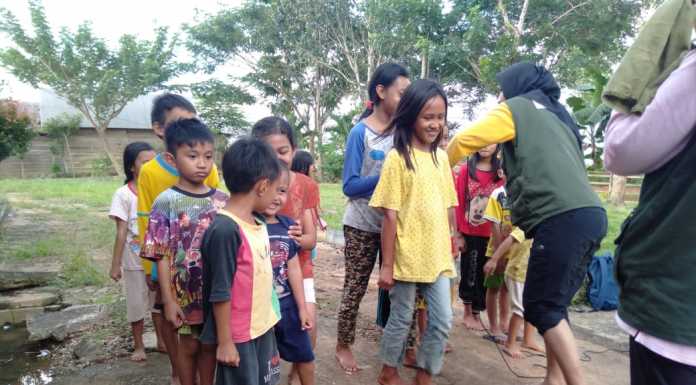 Bantu Atasi Trauma, Relawan Konawe Lakukan Trauma Healing Kepada Anak-Anak Korban Banjir Bantu Atasi Trauma, Relawan Konawe Lakukan
