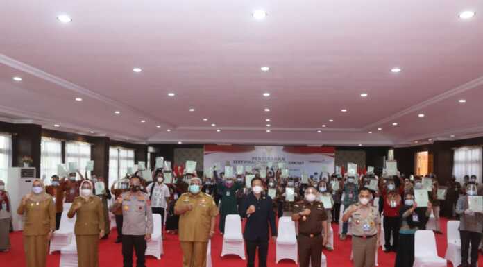 584.407 Sertifikat Tanah se-Indonesia Diserahkan, Sultra Kebagian 22.072 Bidang Gubernur Sultra