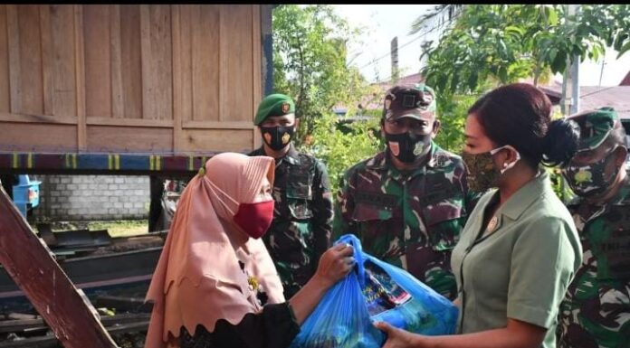 Peduli Penenun Lokal, Mayjen TNI Andi Sumangerukka Bagikan Paket Bantuan di Buton Andisumangeruka