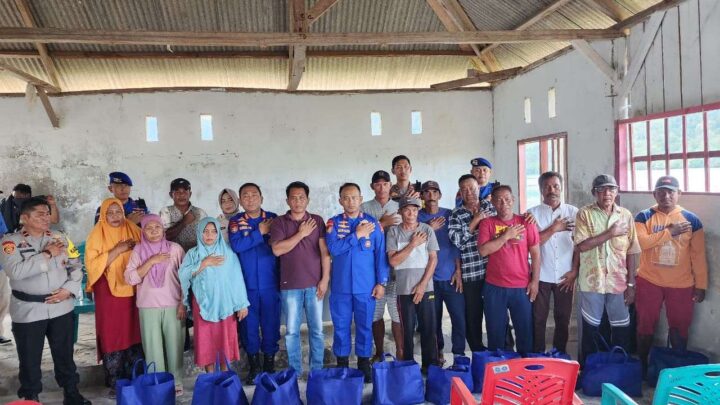 Kedepankan Sisi Kemanusian, Ditpolairud Polda Sultra Bantu Keluarga Nelayan di Laonti Konsel nelayan
