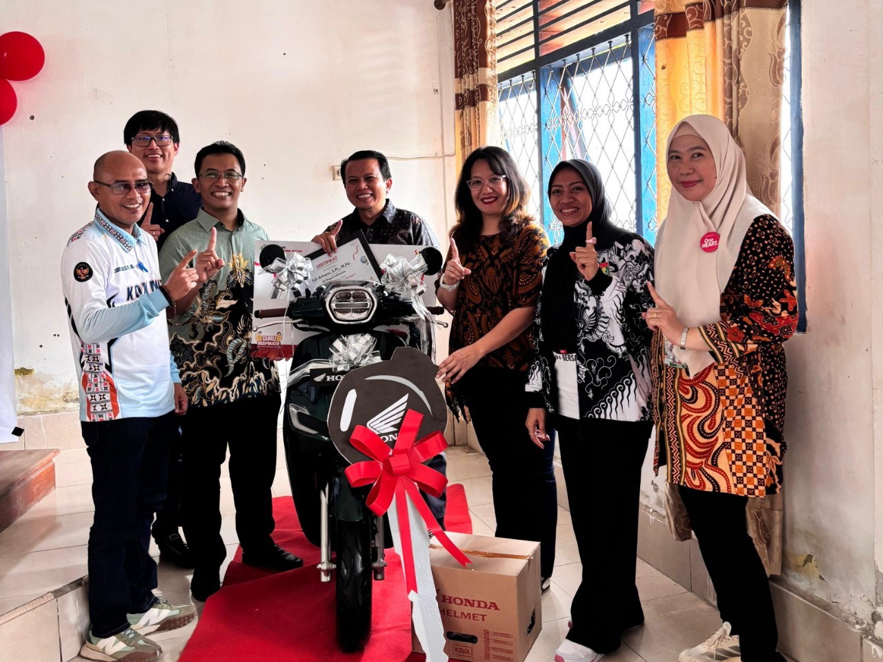 Asmo Sulsel dan Yayasan AHM Apresiasi Guru Inspiratif Nasional Asal Konawe