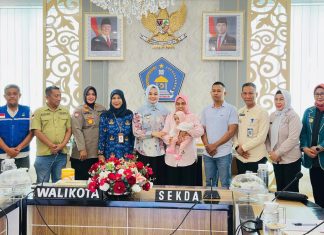 Penuh Haru, Wali Kota Kendari Serahkan Anak Asuh ke Keluarga Terpilih Pemkot Kendari