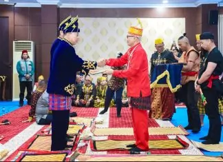 Gubernur Sultra Andi Sumangerukka Terima Gelar Adat Tolaki "Lariwu Wuanggiha Lasawonua" Sultra