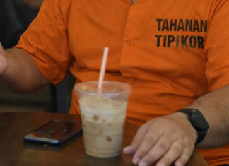 Viral! Napi Korupsi Santai di Kedai Kopi, Rutan Kendari Benarkan Ada Pelanggaran SOP berita Kendari terbaru.