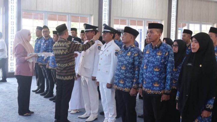 Bupati Amri Lantik 32 ASN, Perkuat Birokrasi Profesional Menuju Kolaka Maju dan Unggul Bupati Amri
