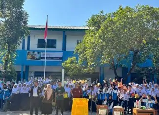 Asmo Sulsel Dorong Kepedulian Lingkungan Sejak Dini Lewat Edukasi Daur Ulang Sampah di SMPN 40 Makassar edukasi daur ulang sampah