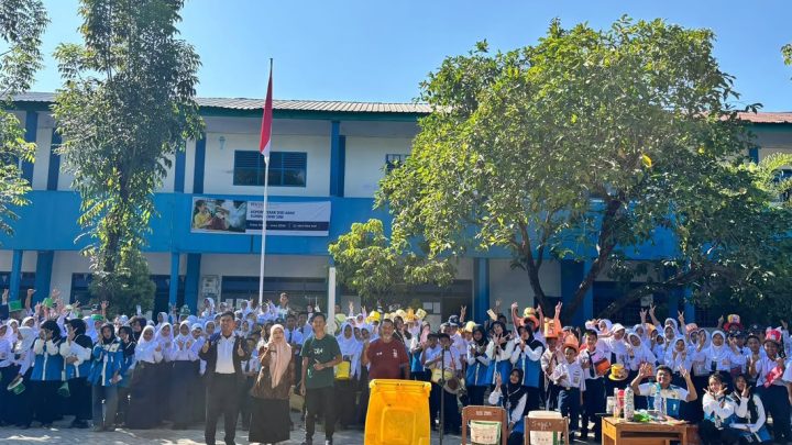 Asmo Sulsel Dorong Kepedulian Lingkungan Sejak Dini Lewat Edukasi Daur Ulang Sampah di SMPN 40 Makassar edukasi daur ulang sampah